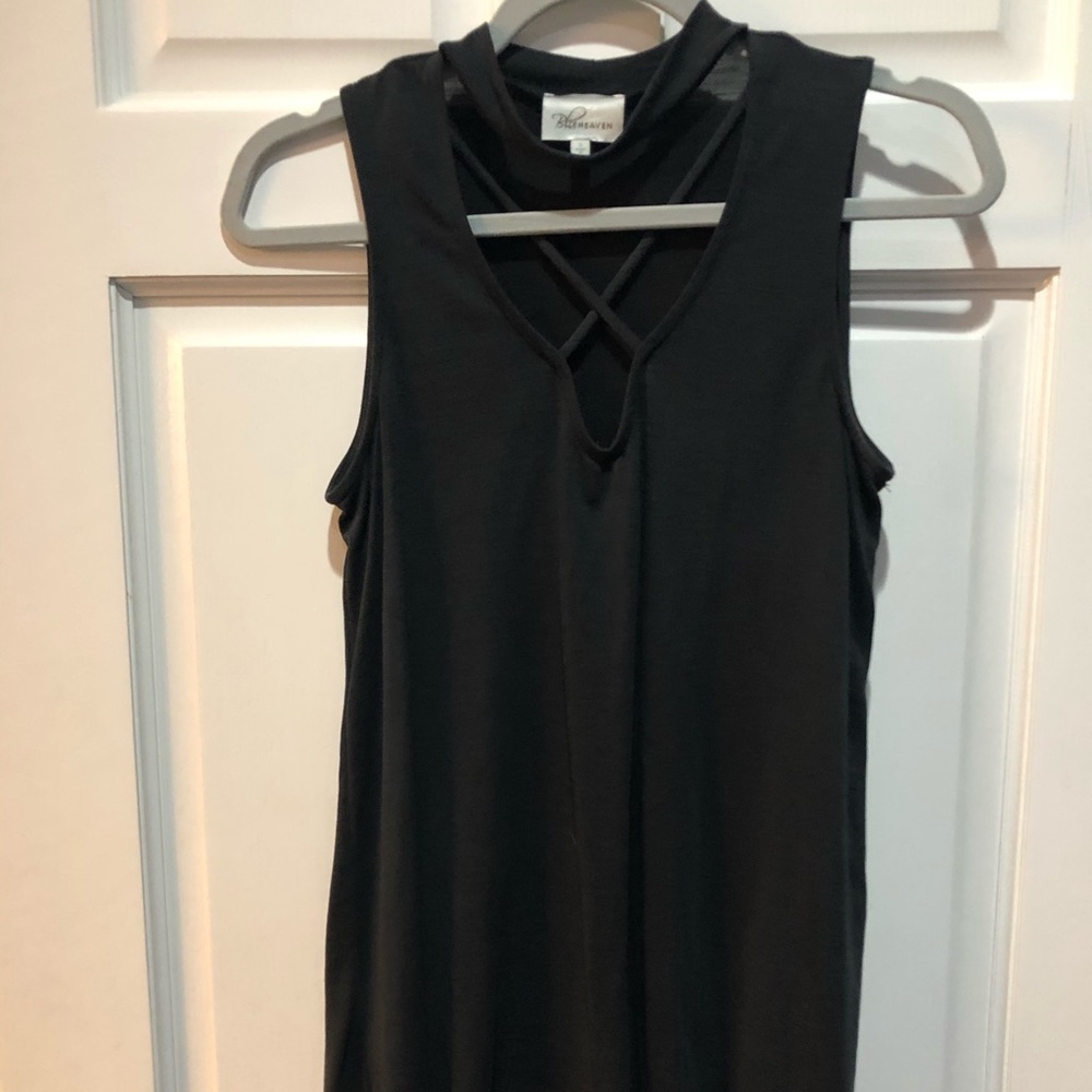 Sleeveless top with neck detail